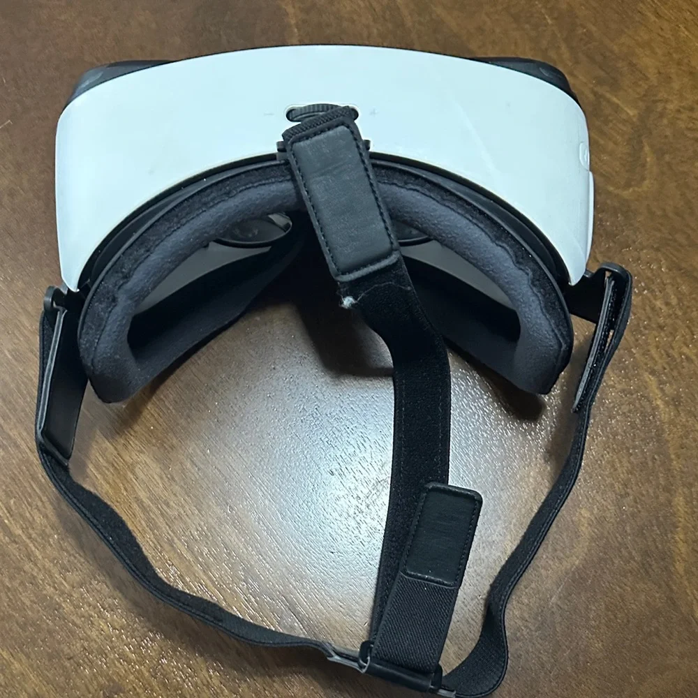 Samsung Gear VR Headset - Black and White